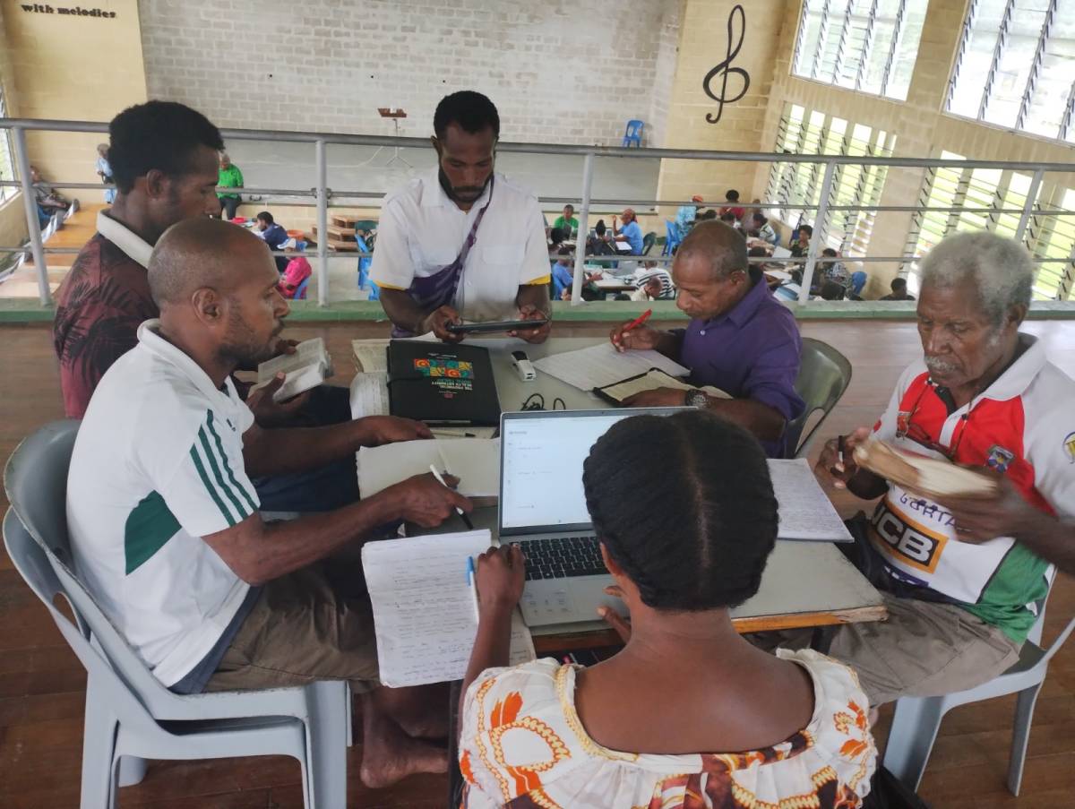 Manus Cluster translation team cross-checking the Gospel of Luke.